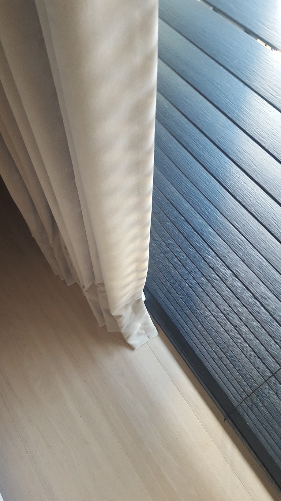 Veloers-overgordijn-houten jaloezieën-combinatie-verduiisterend