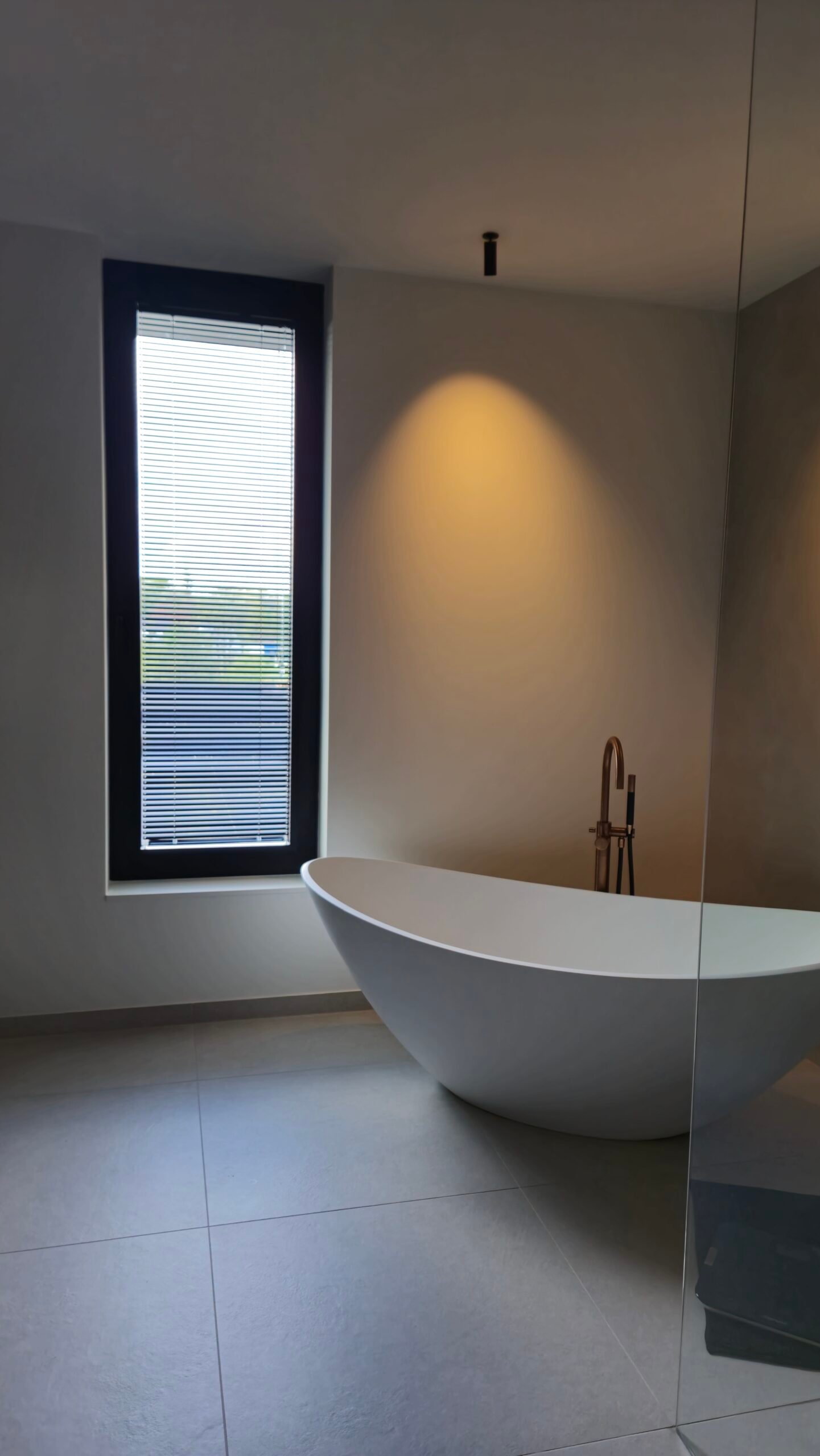 Badkamer-aluminium-jaloezie-25mm-ingespannen