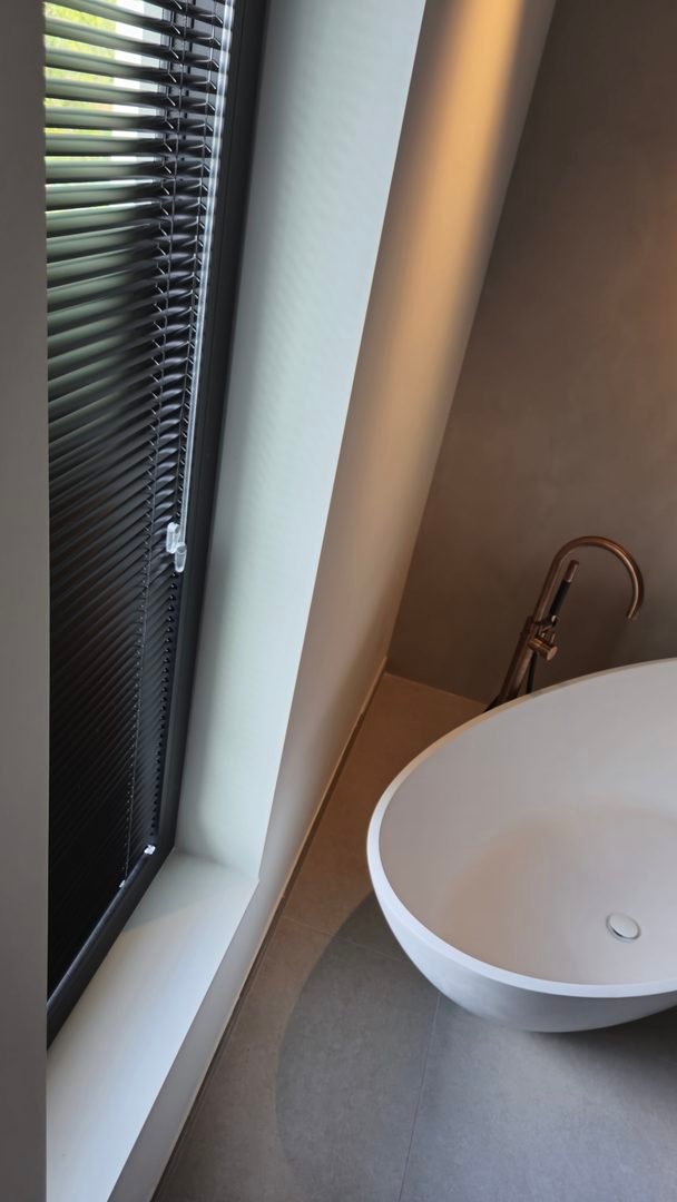 Interieurtrend: zwarte aluminium jaloezieën-25 mm-ingespannen-op-kiepraam. 