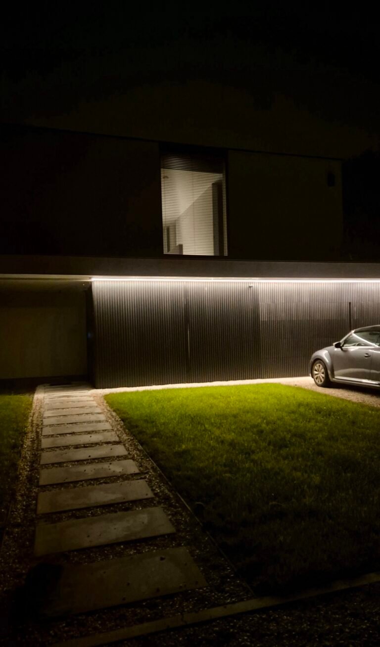 Avond-buitenzicht-Hall-aluminium-jaloezie-50mm