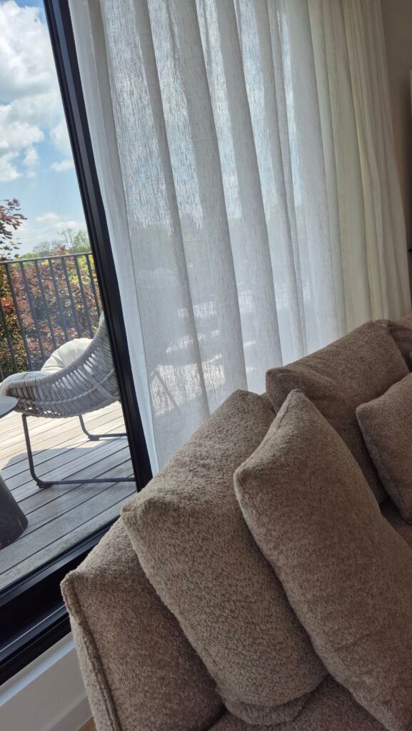 Bolonia-InBetween-kamerhooh-gordijnstof