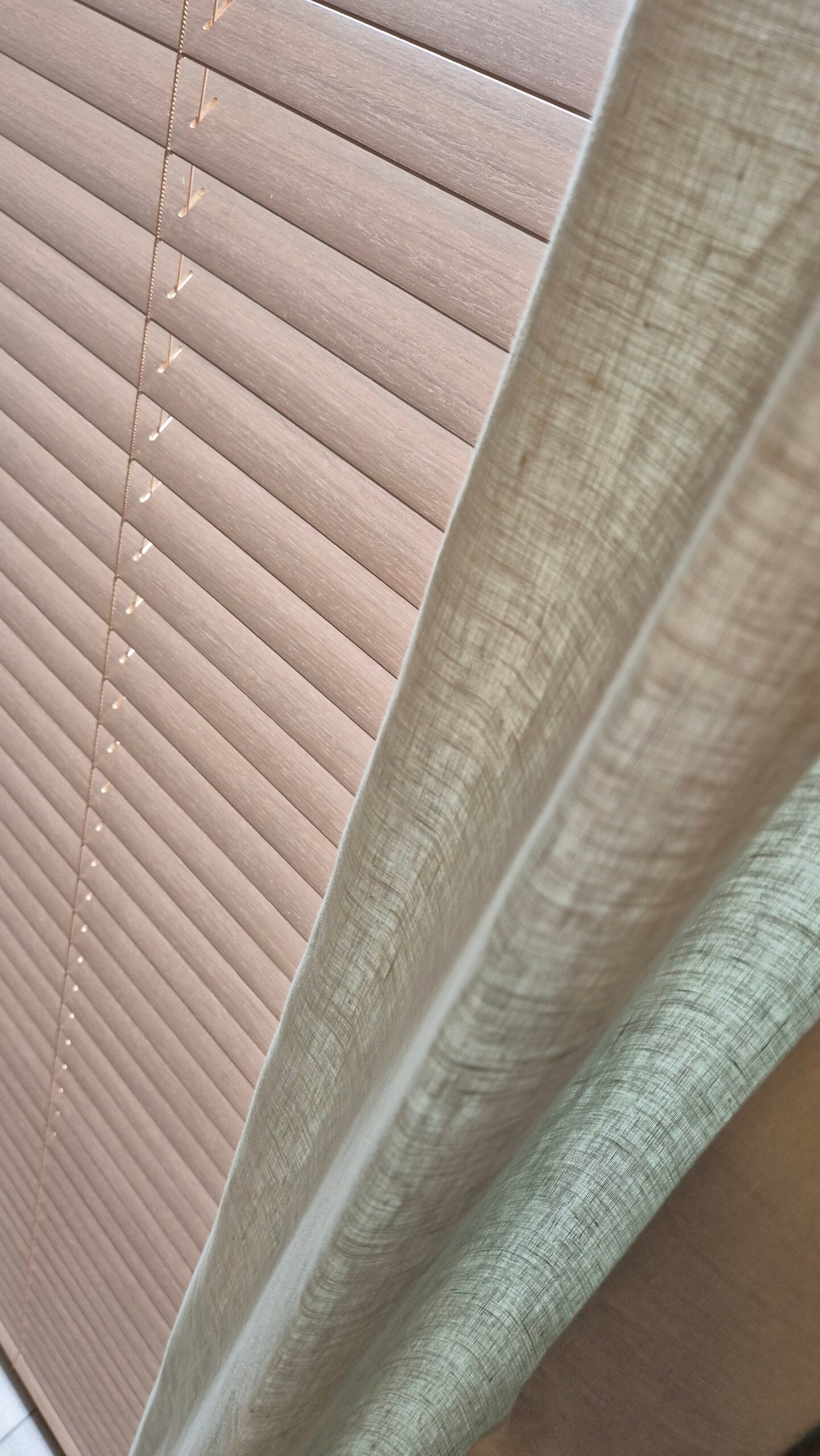 Gordijnen-houten-jaloezieën-combinatie