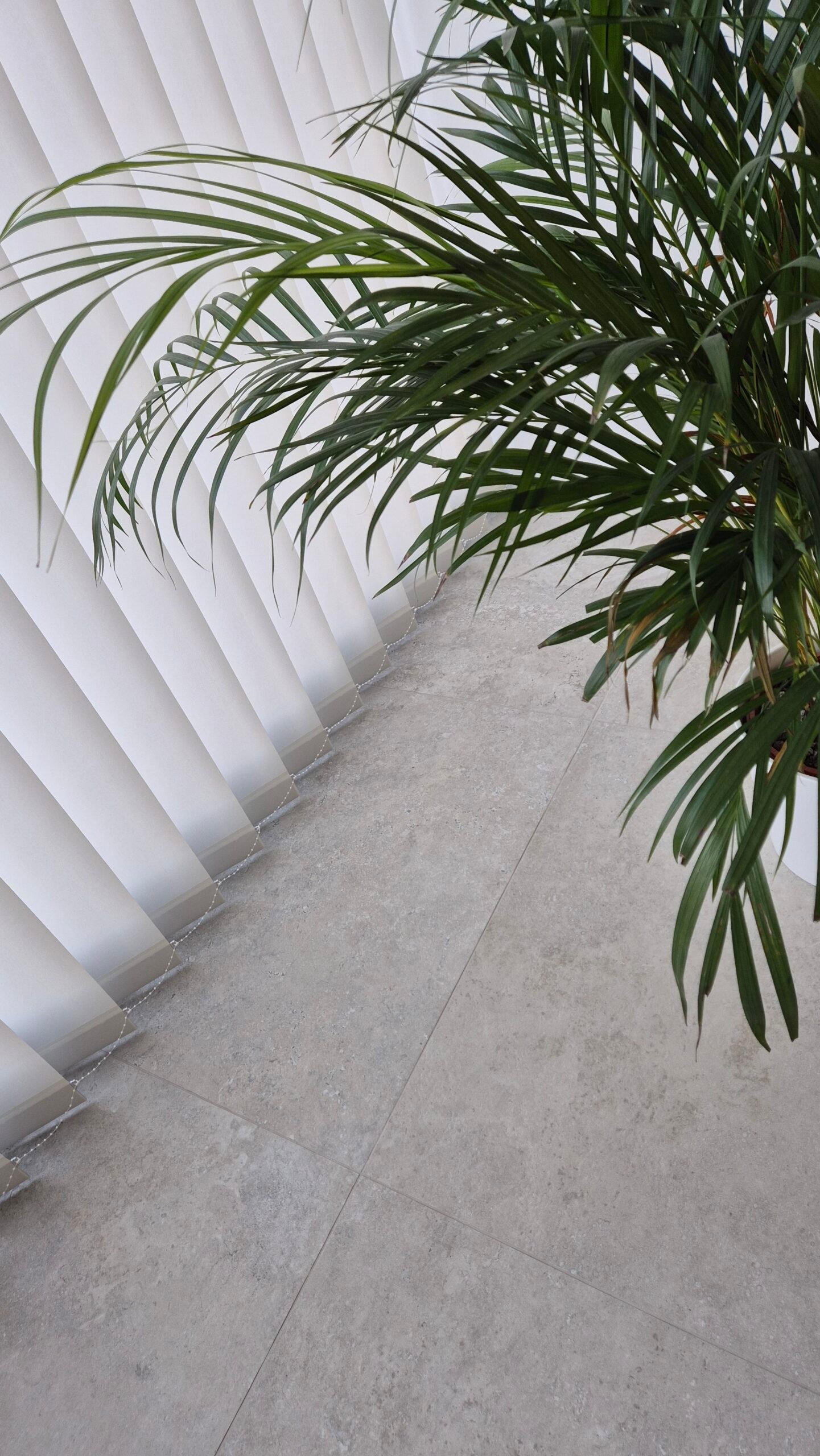 Vertikaal lamellen gordijn systeem