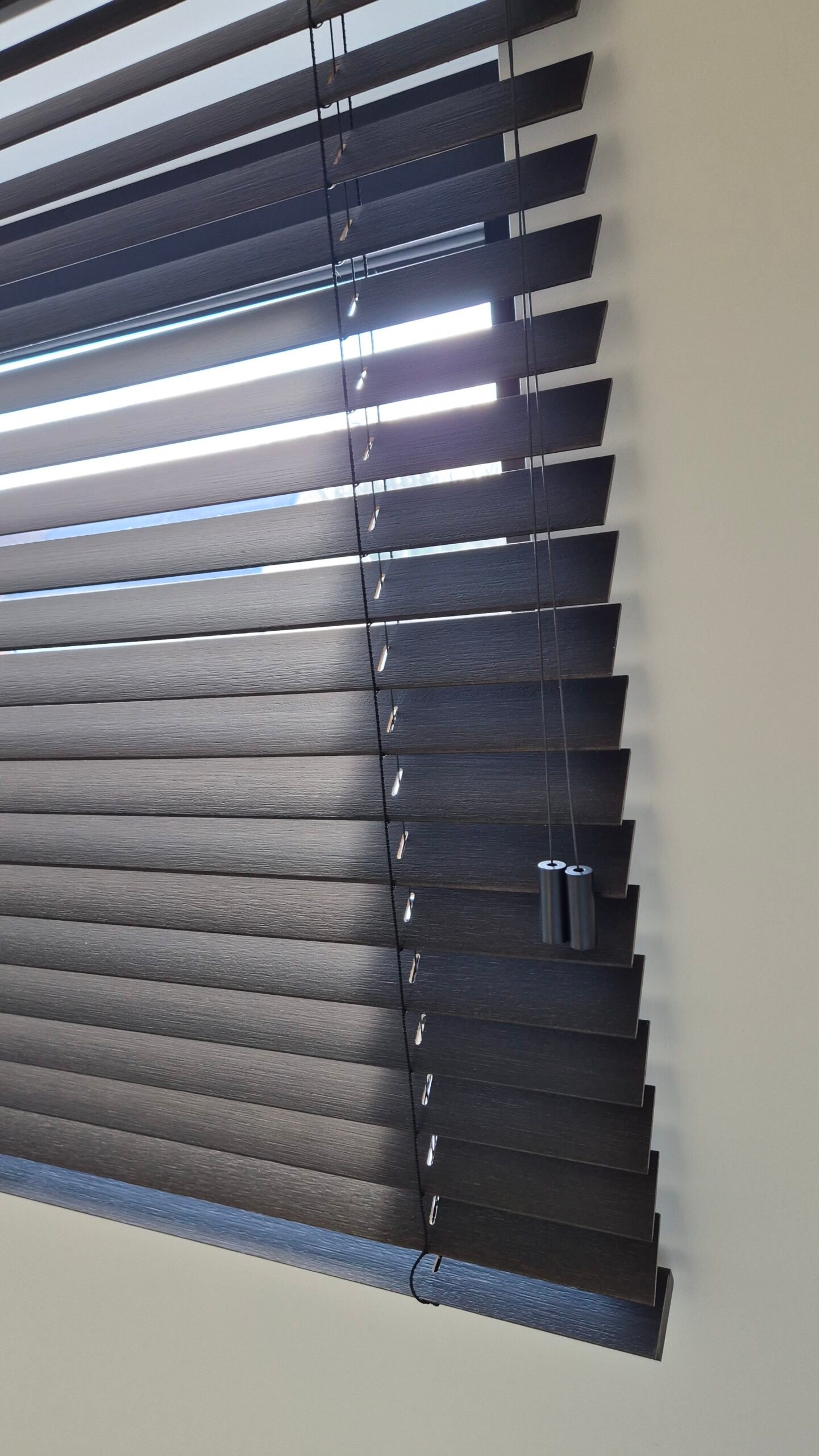 Houten-jaloezie-Chocolade-zwart-50mm