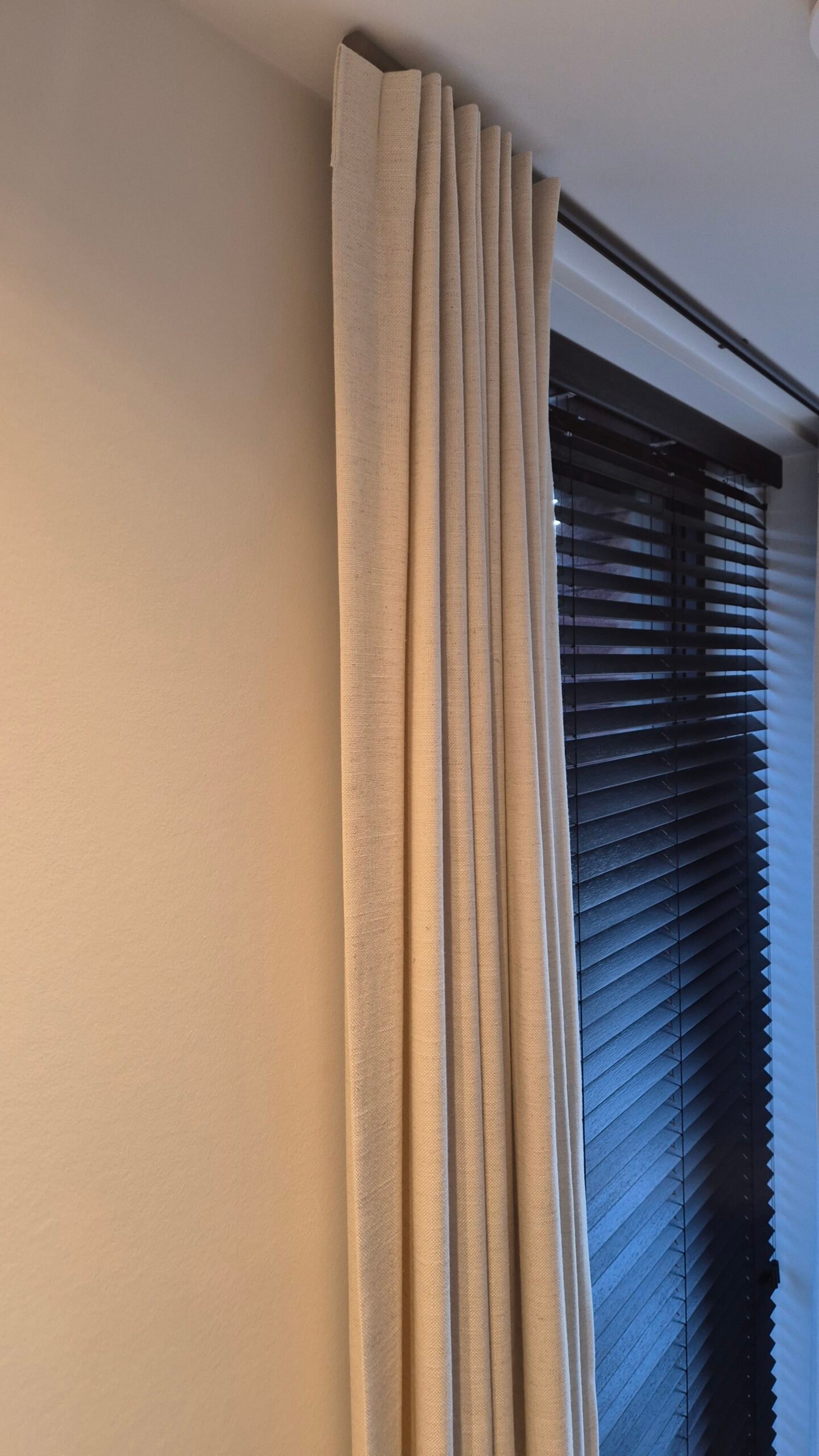 Gordijnen-houten-jaloezie-combinatie