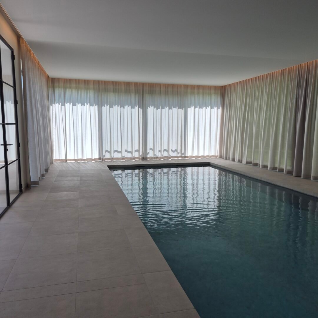 Binnenzwembad-gesloten-gordijnen-100%-privacy