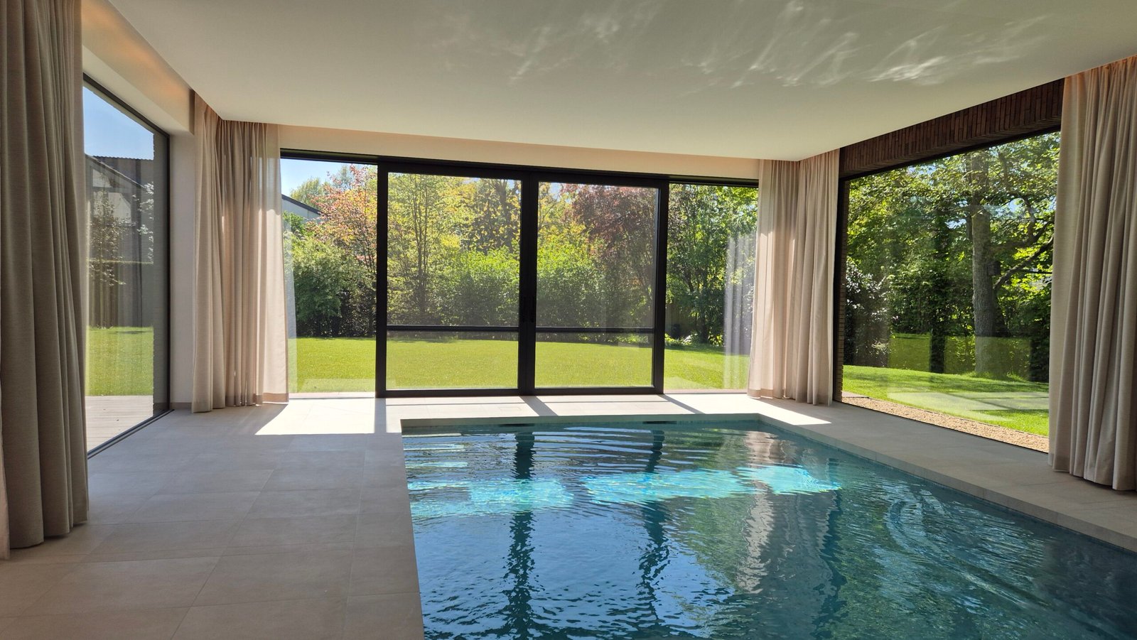 Binnenzwembad gordijnen.jpg