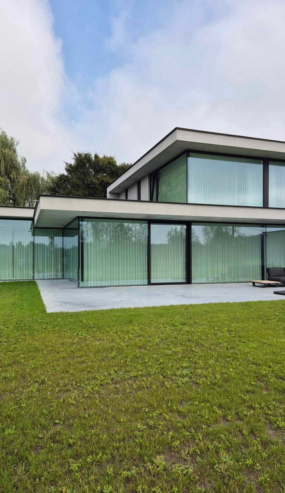 Villa-buitenzicht-Wave-Gordijnen-Project-High-End-Linnen-Cachemire