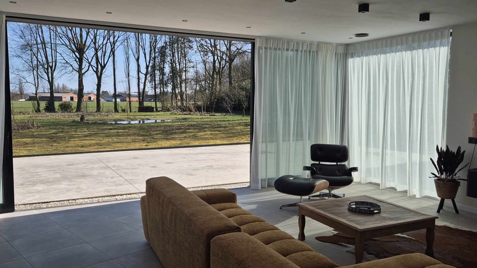 Transparant gordijn. Confectie stijl enkele plooi